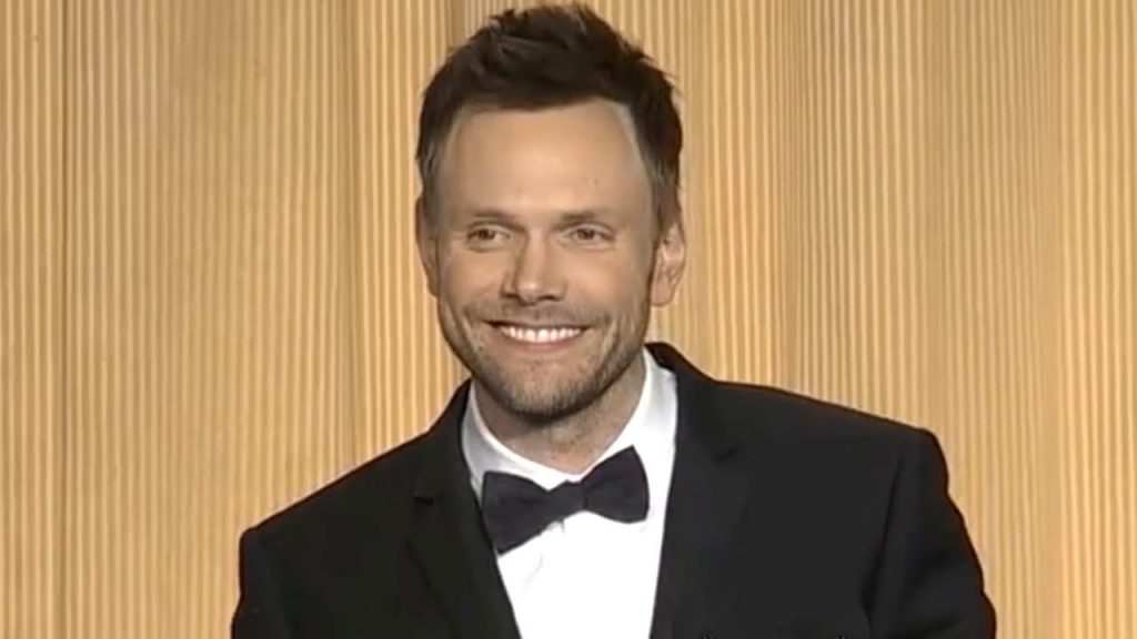 Joel McHale włosy